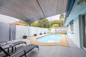 Πισίνα στο ή κοντά στο Family-Friendly Retreat with Pool & Spacious Living