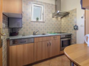 Kuchyň nebo kuchyňský kout v ubytování Peaceful Nature Retreat Near Krk Town with BBQ and Parking