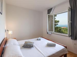 Postel nebo postele na pokoji v ubytování Peaceful Nature Retreat Near Krk Town with BBQ and Parking