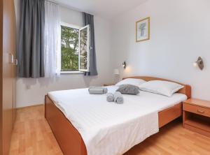 Postel nebo postele na pokoji v ubytování Peaceful Nature Retreat Near Krk Town with BBQ and Parking + 12 fotografií