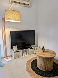 Il comprend un salon doté d'une télévision à écran plat et d'une table basse. dans l'établissement L'instant sorgue, à LʼIsle-sur-la-Sorgue