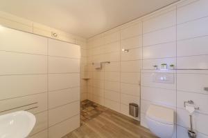 a bathroom with a sink and a toilet at Familienhof Brüning - Doppelzimmer Waldesruh I in Meppen