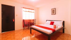 Postel nebo postele na pokoji v ubytování RedDoorz @ FDB Homes Nueva Ecija
