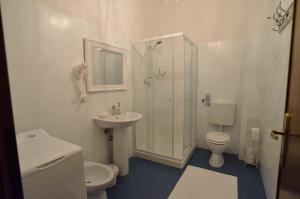 Ett badrum på Piero Apartments
