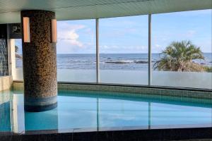 Bazén v ubytování Shirahama Ocean Resort nebo v jeho okolí