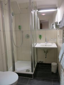 Vonios kambarys apgyvendinimo įstaigoje Inselhotel Langeoog