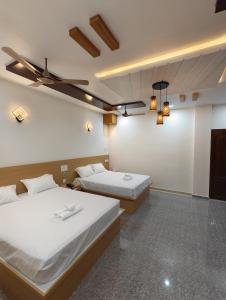 Postel nebo postele na pokoji v ubytování SG Mahal & Rooms