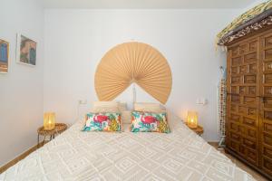 a bedroom with a large bed with a wooden headboard at Brisa de Mar in El Pozo del Esparto +36 photos