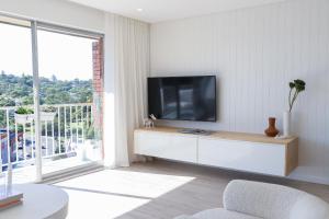 TV a/nebo společenská místnost v ubytování Coastal Holiday Apartment