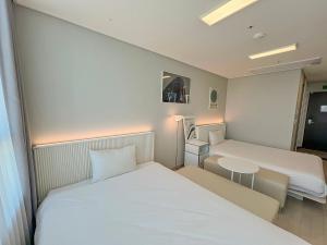 UH FLAT The SONGDO客房内的一张或多张床位