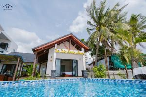 a villa with a swimming pool in a resort at Da Dia Seala House in Phú Hạnh (5)