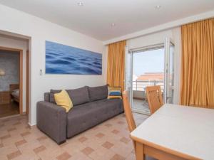 una sala de estar con un sofá y una mesa en Apartments Antonio - One Bedroom Apartment with Balcony and Sea View - 3, en Tučepi