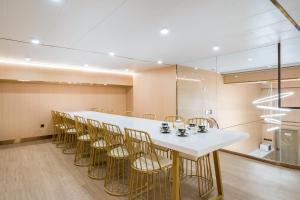 Fotografie z fotogalerie ubytování Dequan Luxury Hotel National Exhibition Center Wangjing Bridge Branch The subway is right outside the door Coffee, fruits, snacks, a gym and a laundry room are provided for free in the lobby v Pekingu