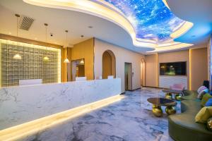 TV o dispositivi per l'intrattenimento presso Dequan Luxury Hotel National Exhibition Center Wangjing Bridge Branch The subway is right outside the door Coffee, fruits, snacks, a gym and a laundry room are provided for free in the lobby
