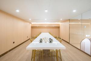Foto dalla galleria di Dequan Luxury Hotel National Exhibition Center Wangjing Bridge Branch The subway is right outside the door Coffee, fruits, snacks, a gym and a laundry room are provided for free in the lobby a Pechino