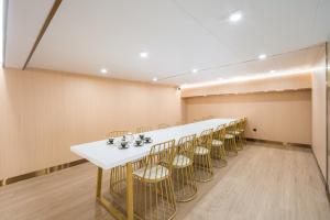 Foto dalla galleria di Dequan Luxury Hotel National Exhibition Center Wangjing Bridge Branch The subway is right outside the door Coffee, fruits, snacks, a gym and a laundry room are provided for free in the lobby a Pechino