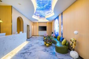 TV a/nebo společenská místnost v ubytování Dequan Luxury Hotel National Exhibition Center Wangjing Bridge Branch The subway is right outside the door Coffee, fruits, snacks, a gym and a laundry room are provided for free in the lobby