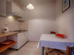 Η κουζίνα ή μικρή κουζίνα στο Apartments Malo Lago - One-Bedroom Apartment with Balcony and Sea View - 2nd floor Apartment 6