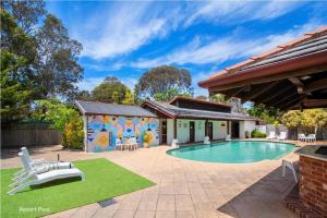 una casa con piscina en un patio en Marguerite Studio - central town & pool, en Margaret River Town