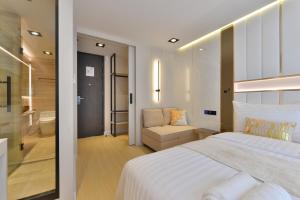 Victora Hostel客房内的一张或多张床位