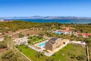 ローダにあるVilla Elaiodendro by Villa Plusのリゾートと湖の空中を望む