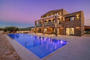 ローダにあるVilla Elaiodendro by Villa Plusの正面にプールがある家