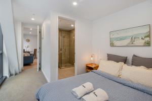 Postel nebo postele na pokoji v ubytování The Alpha Nest Stylish 1BR in Central Wellington