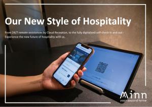 een persoon met een mobiele telefoon in zijn hand bij Minn Umeda Nakazakicho in Osaka +3 foto's