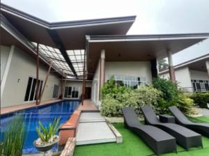 une maison avec une piscine dans la cour dans l'établissement Highland Villas Royale Corp, à Alfonso