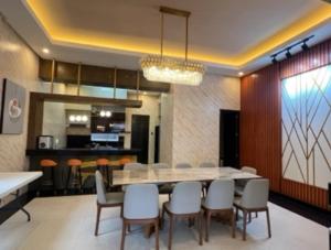 une salle à manger avec une table et quelques chaises dans l'établissement Highland Villas Royale Corp, à Alfonso