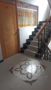 een kamer met een trap, een deur en een tegelvloer bij Hospedaje Vista al Lago in Puno +1 foto