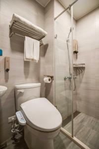 un bagno con wc e doccia in vetro di Funstay Inn Chengdu a Taipei Altre 17 foto