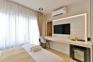 Victora Hostel的电视和/或娱乐中心
