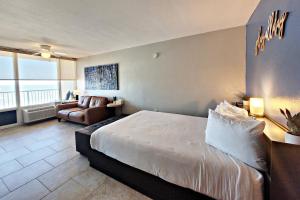 Pirates Cove Condo Unit #514にあるベッド