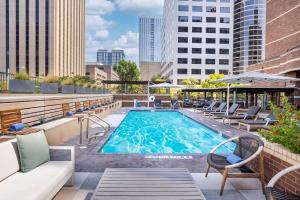 DoubleTree Suites by Hilton Austin Downtown Capitol内部或周边的泳池