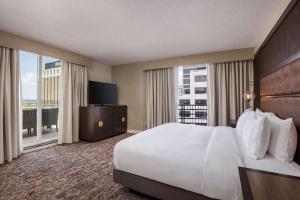 DoubleTree Suites by Hilton Austin Downtown Capitol客房内的一张或多张床位