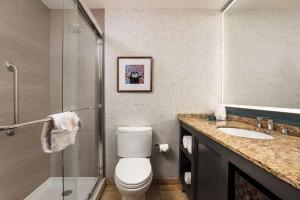 DoubleTree Suites by Hilton Austin Downtown Capitol的一间浴室