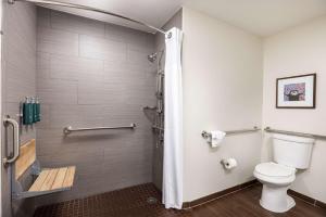 DoubleTree Suites by Hilton Austin Downtown Capitol的一间浴室