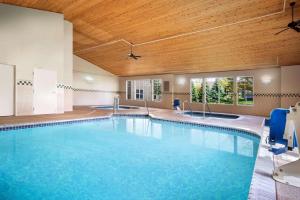 アルバートビルにあるCountry Inn & Suites by Radisson Albertville near Outlet Mallの木製天井の大型スイミングプール