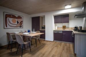 eine Küche mit Tisch und Stühlen in einem Zimmer in der Unterkunft JS-Eyach in Balingen