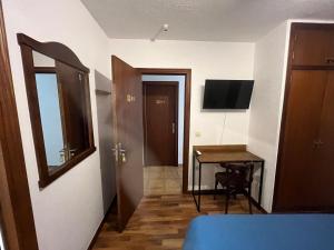 a room with a table and a door with a desk at Habitaciones La MAR in Altea