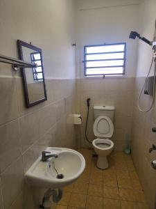 une salle de bain avec toilettes et lavabo dans l'établissement Sandakan Corner Terrace House, à Sandakan 23 autres photos