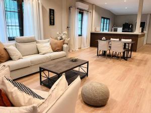 a living room with a couch and a table at Charming Getaway in Koh Chang in Ko Chang