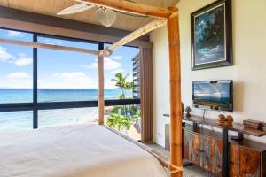 TV a/nebo společenská místnost v ubytování Penthouse Sweeping Ocean Views