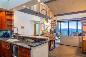 Kuchyň nebo kuchyňský kout v ubytování Penthouse Sweeping Ocean Views