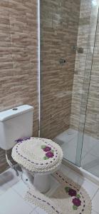 JandaíraにあるParaíso dos Coqueiros - Casa Bem-te-viのトイレとガラスのシャワー付きのバスルーム