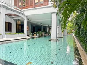 ジャカルタにあるLarge & Luxury Menteng Executive Apt 3BR with Pool, Gym Wi-Fi by 2ndHomeのヴィラ内の空きスイミングプール