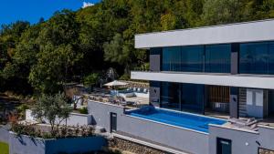 Kolam renang di atau dekat dengan Sky Pool VILLA MEDVEJA