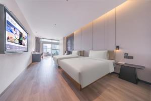 Postel nebo postele na pokoji v ubytování Atour Hotel Luzhou Finance Centre
