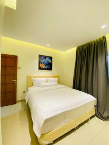 Ένα ή περισσότερα κρεβάτια σε δωμάτιο στο Villa Imperial Silver Puncak